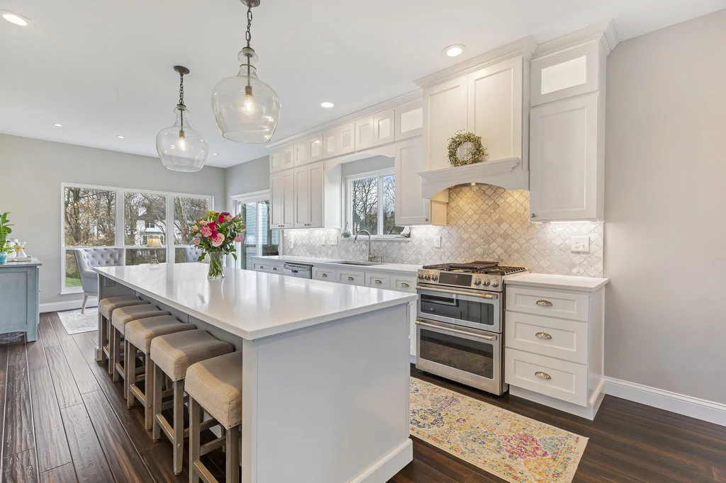 Bright kitchen cabinet layout